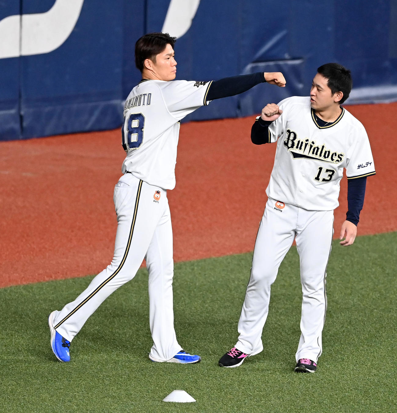 おっと山本（左）が宮城に連打だ（撮影・前岡正明）