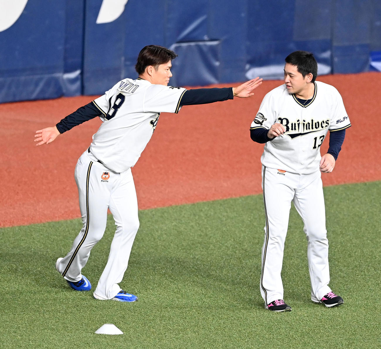 さらに山本由（左）が連打だ。でも少し笑顔の宮城（撮影・前岡正明）