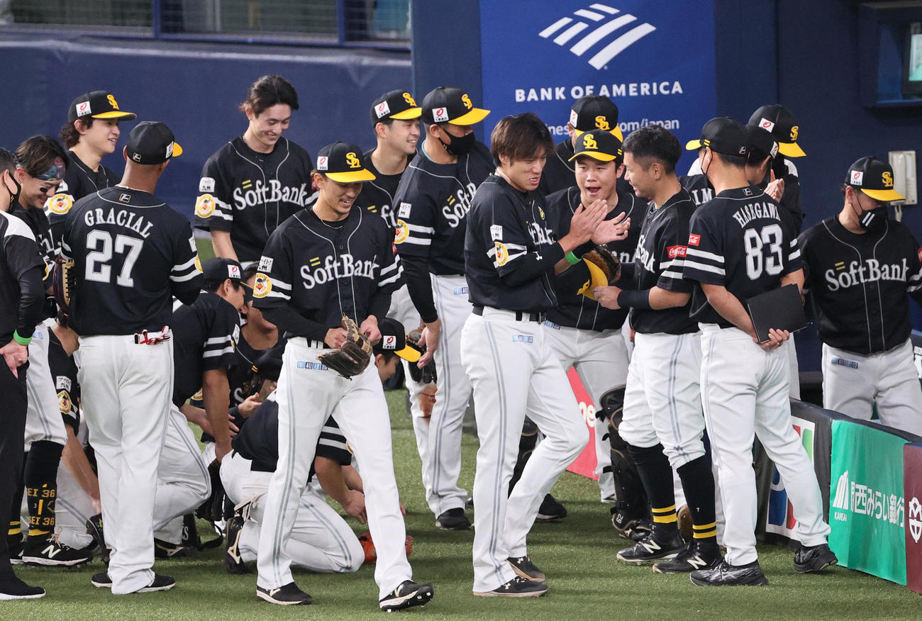 オリックス対ソフトバンク　試合前、ベンチの前で円陣を組むソフトバンクナイン（撮影・上山淳一）