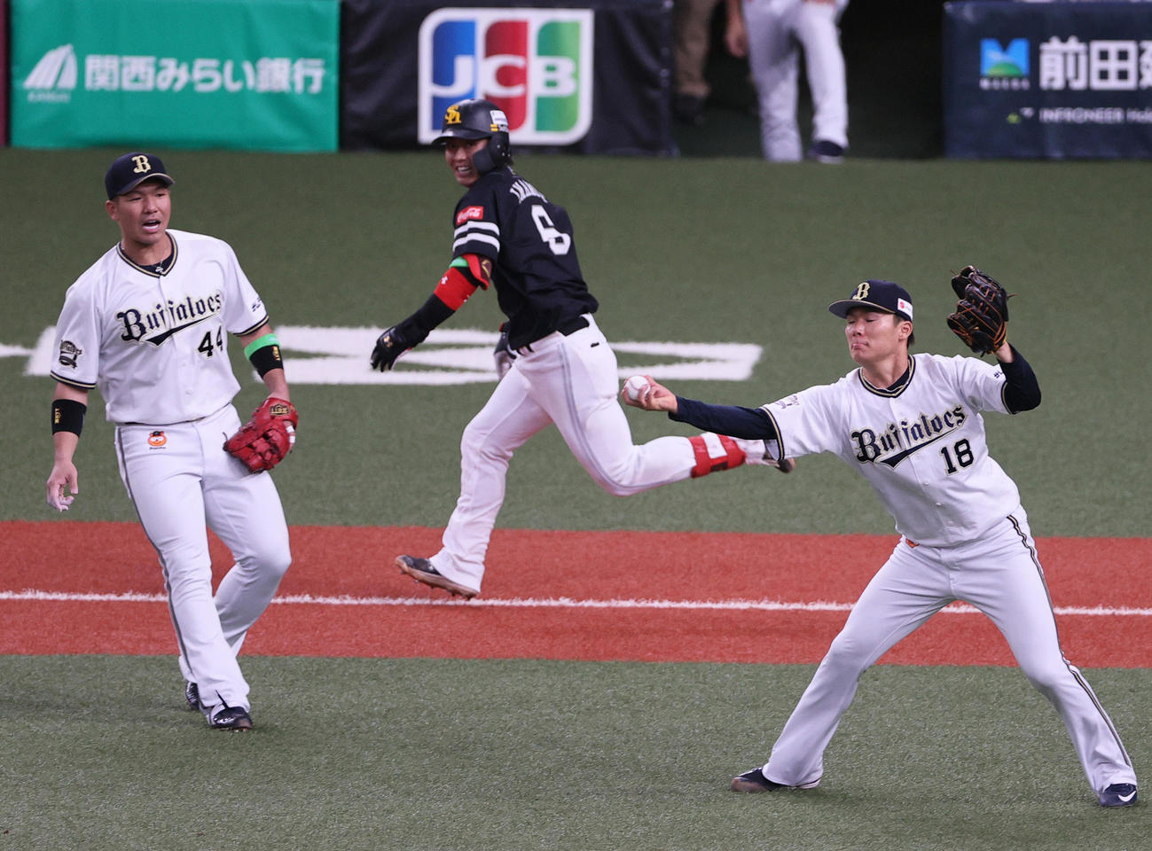オリックス対ソフトバンク　5回表ソフトバンク無死一、二塁、山本は今宮のバントをファンブルするも一塁アウトにする。左は一塁手頓宮（撮影・上山淳一）