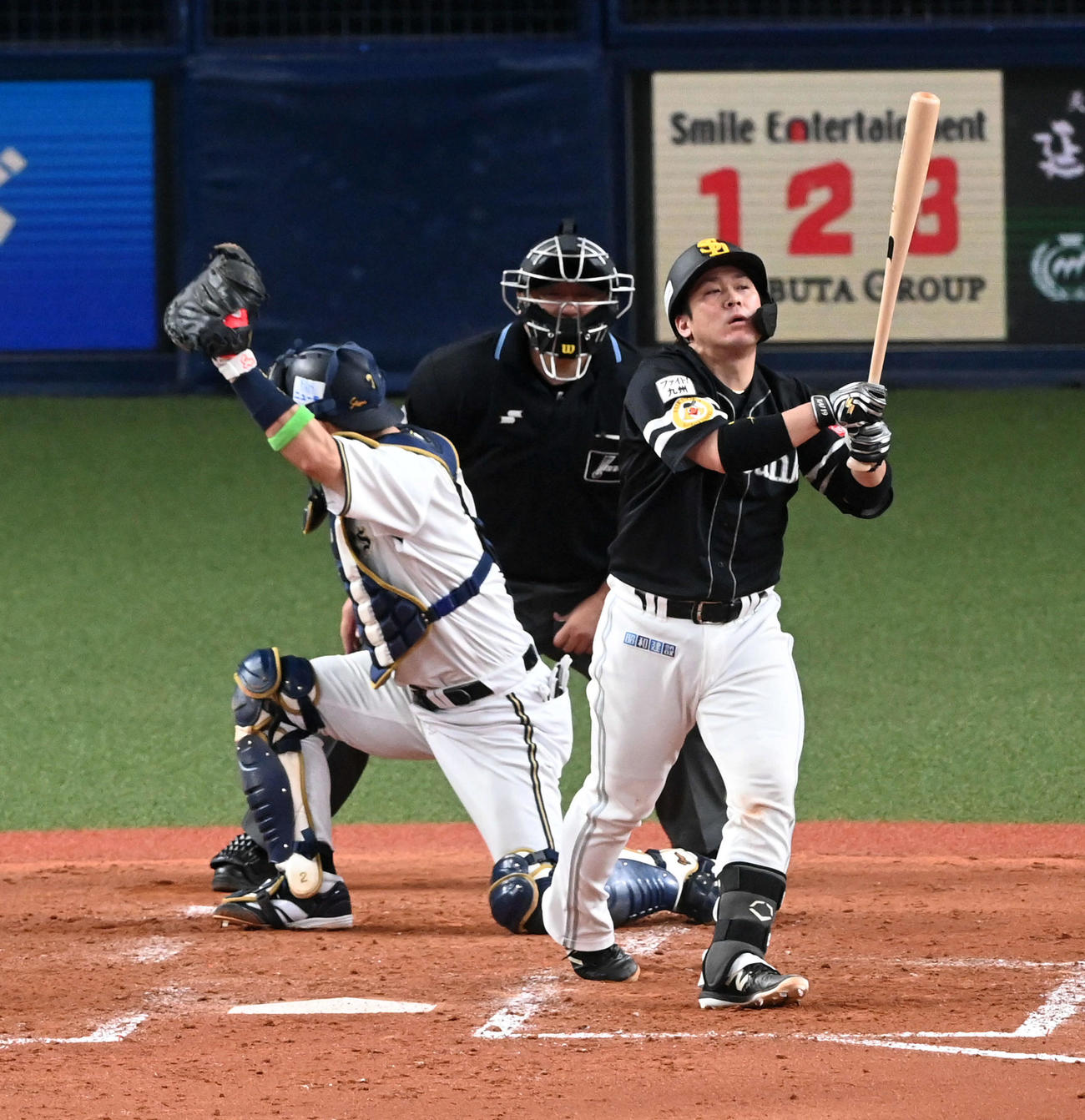 オリックス対ソフトバンク　5回表ソフトバンク2死二、三塁、空振り三振に倒れる甲斐（撮影・前岡正明）