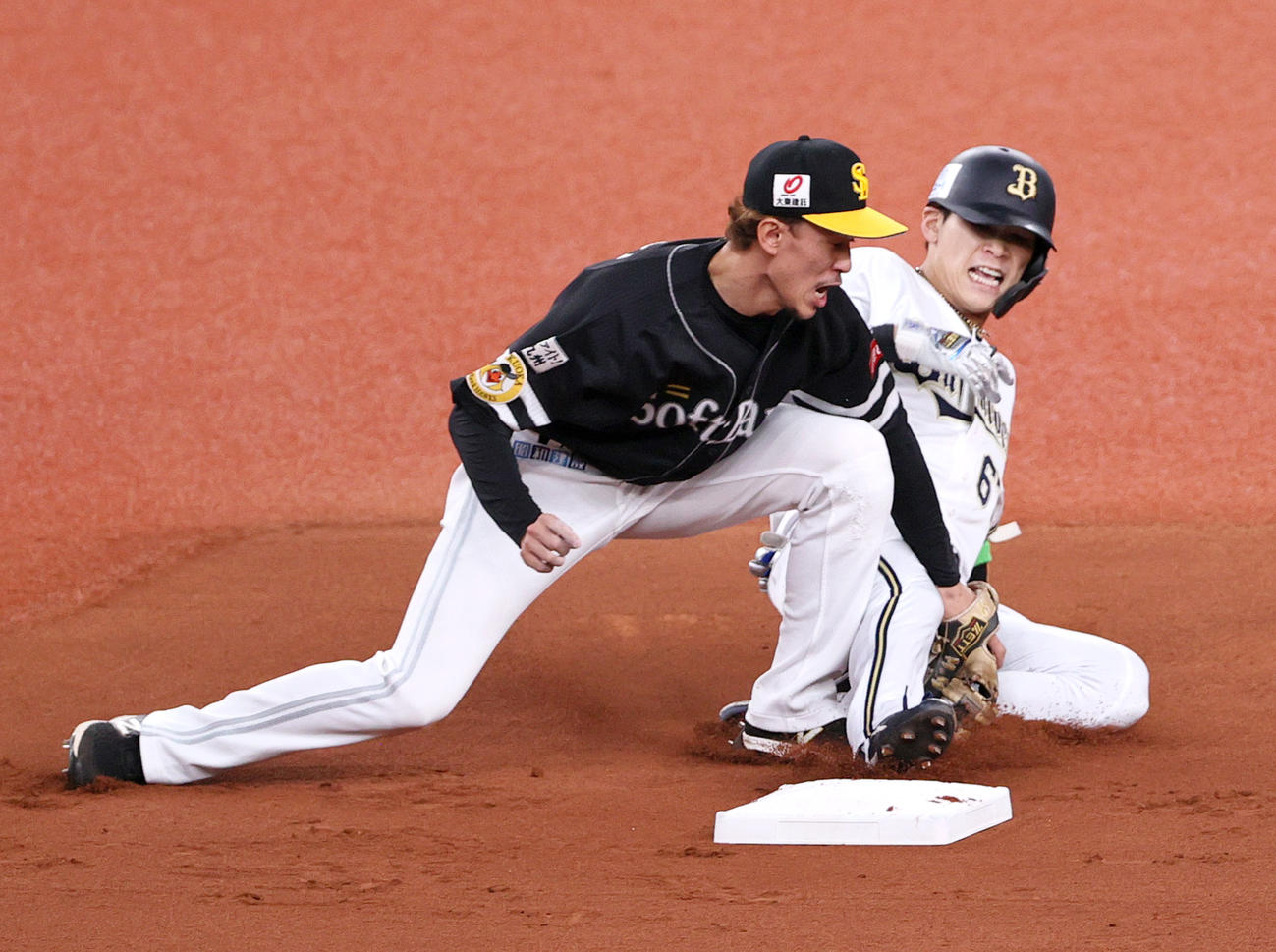 オリックス対ソフトバンク　1回裏オリックス2死、中川圭は左前打を放ち二塁を狙うがアウトとなる。左は二塁手三森（撮影・上山淳一）