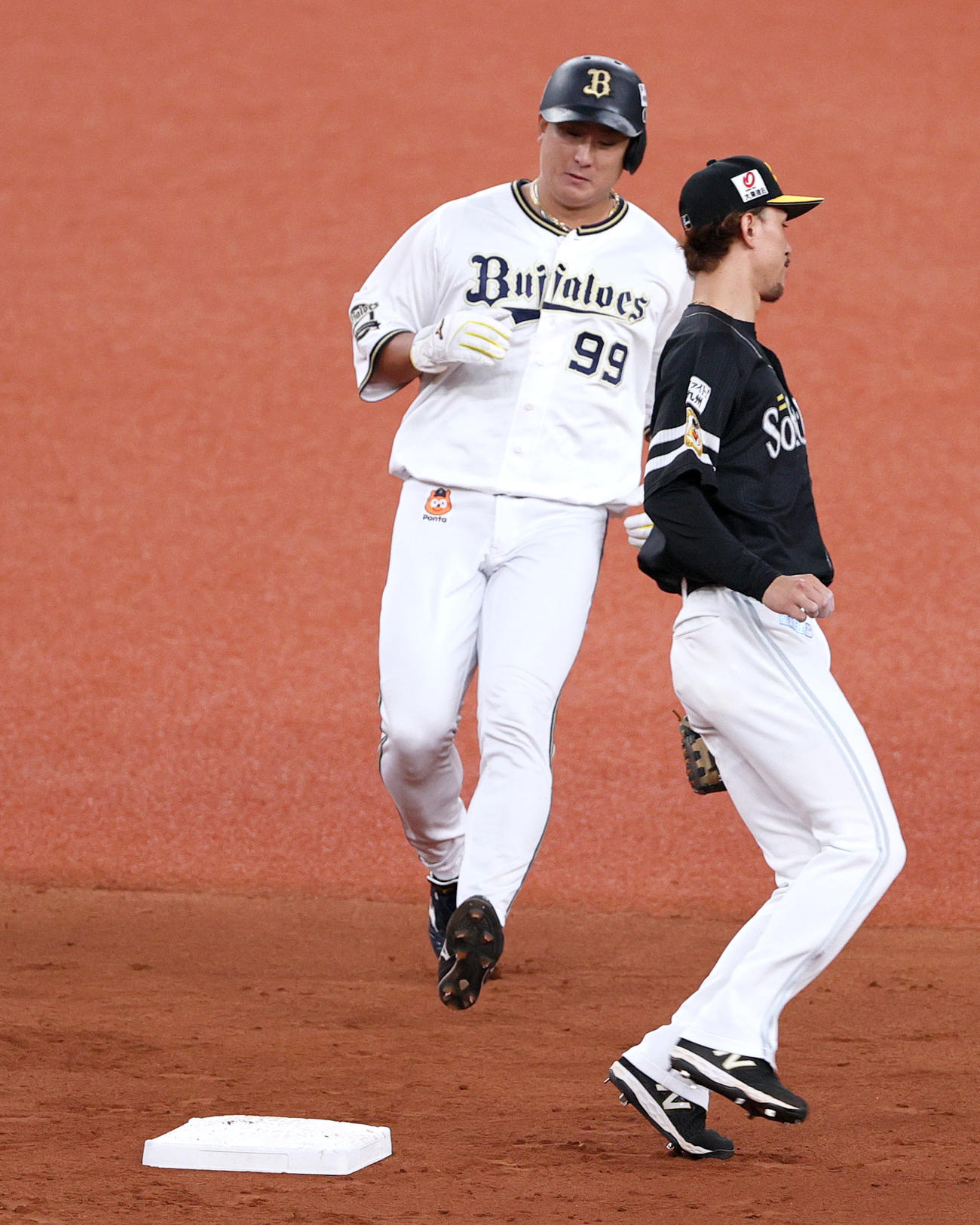 オリックス対ソフトバンク　2回裏オリックス2死一、三塁、杉本（左）は二盗を決める。右は二塁手三森（撮影・上山淳一）