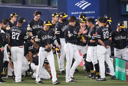 オリックス対ソフトバンク　試合前、ベンチの前で円陣を組むソフトバンクナイン（撮影・上山淳一）
