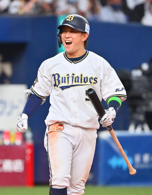 オリックス対ソフトバンク　5回裏オリックス2死満塁、押し出し四球を選ぶ西野（撮影・和賀正仁）