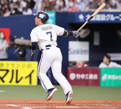 オリックス対ソフトバンク　7回裏オリックス1死、吉田正尚は右越え本塁打を放つ（撮影・梅根麻紀）