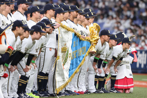 オリックス対ソフトバンク　試合前の優勝セレモニーで記念撮影に納まるオリックスナイン（撮影・梅根麻紀）