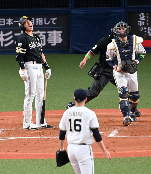 オリックス対ソフトバンク　9回表ソフトバンク無死1塁、柳田は見逃し三振に倒れて悔しがる。投手平野佳（撮影・前岡正明）