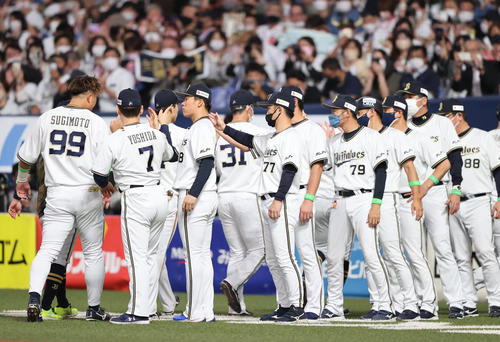 オリックス対ソフトバンク　勝利投手となった山本由伸はナインを出迎える（撮影・梅根麻紀）
