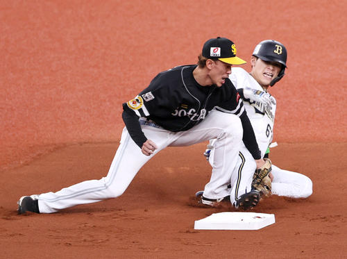 オリックス対ソフトバンク　1回裏オリックス2死、中川圭は左前打を放ち二塁を狙うがアウトとなる。左は二塁手三森（撮影・上山淳一）
