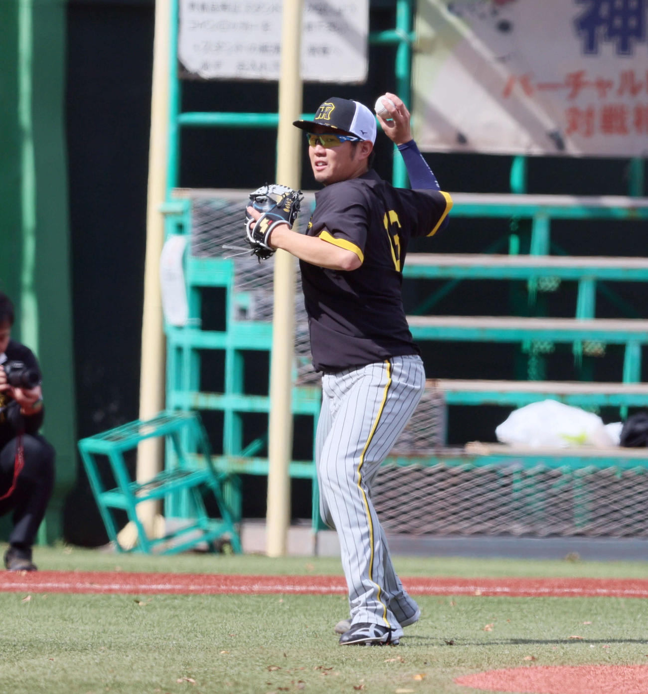 ゴロ捕球の練習を行う阪神西勇（撮影・加藤哉）