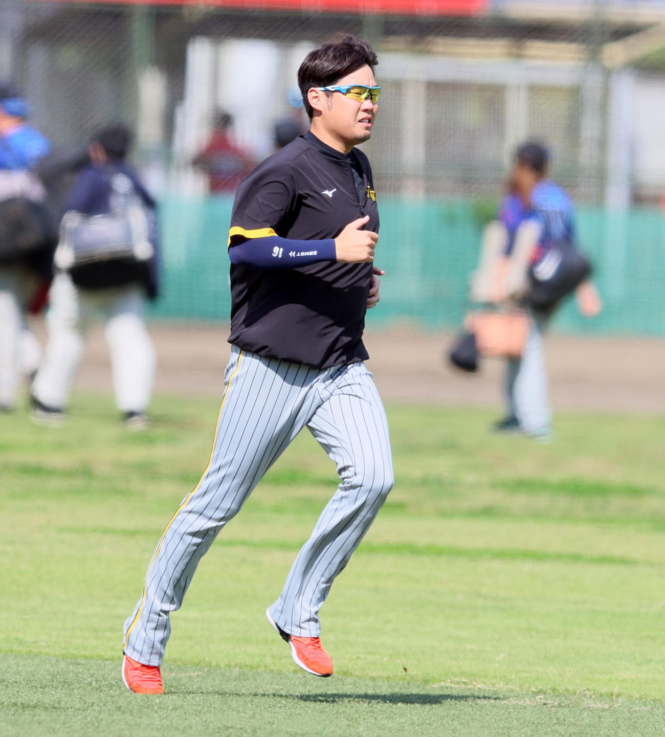 ウオーミングアップでランニングする阪神西勇（撮影・加藤哉）