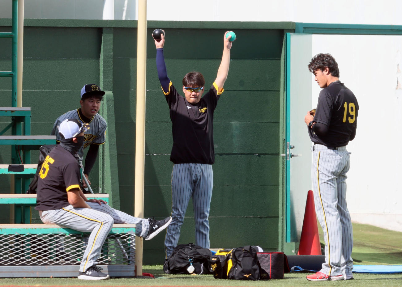 器具を使って体をほぐす西勇。左は才木、右は藤浪（撮影・加藤哉）