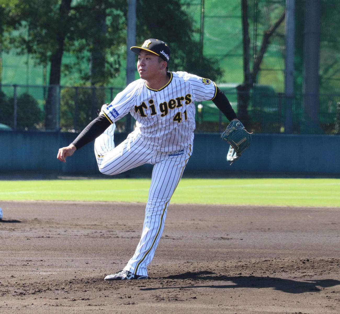 みやざきフェニックス・リーグ巨人戦で先発した阪神村上（撮影・三宅ひとみ）