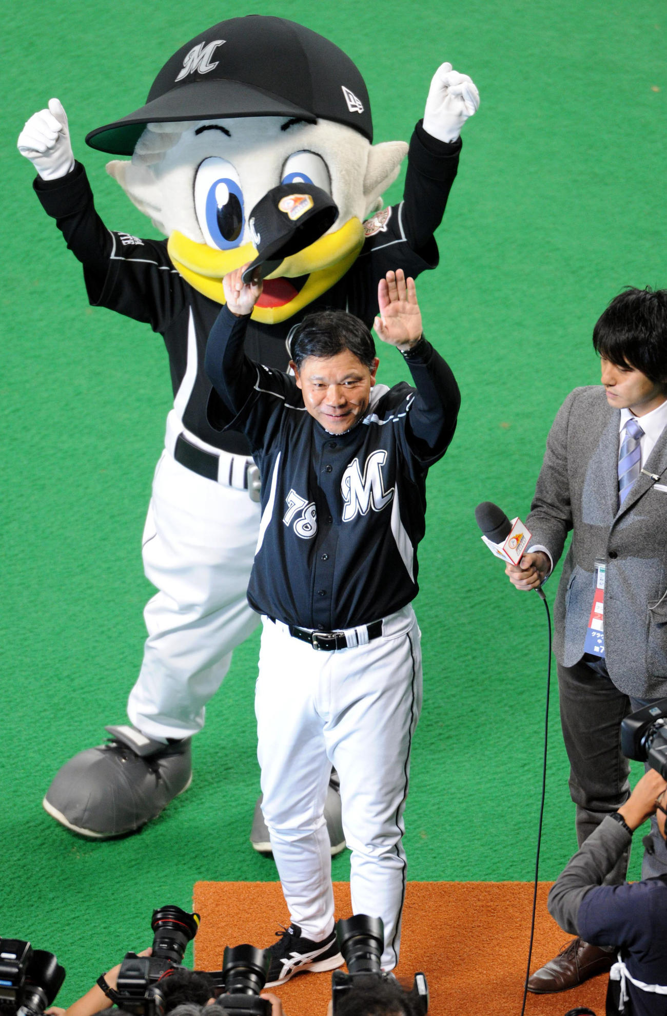 10年、日本シリーズ中日対ロッテ　日本一となりファンの歓声に応えるロッテ西村監督