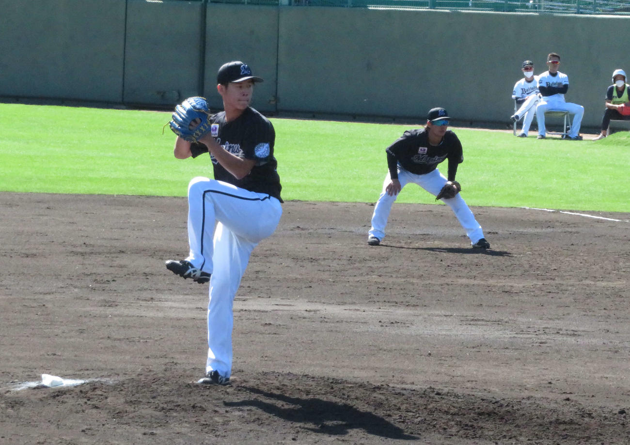 フェニックスリーグ・オリックス戦で登板するロッテ田中楓基（撮影・金子真仁）