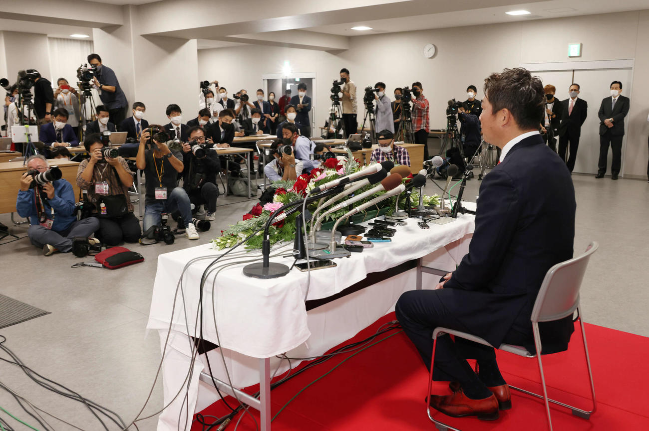 広島の監督に就任し、会見する新井新監督（撮影・加藤孝規）