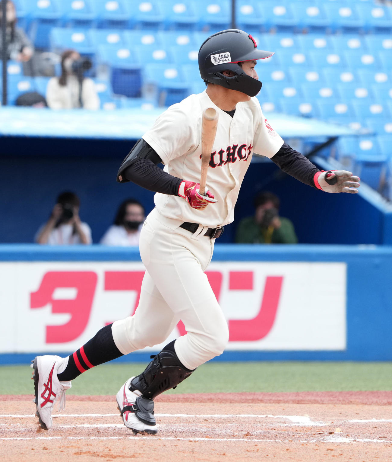 日大対国学院大　7回表日大無死三塁、花崎は中前に勝ち越し適時打を放つ（撮影・小沢裕）　