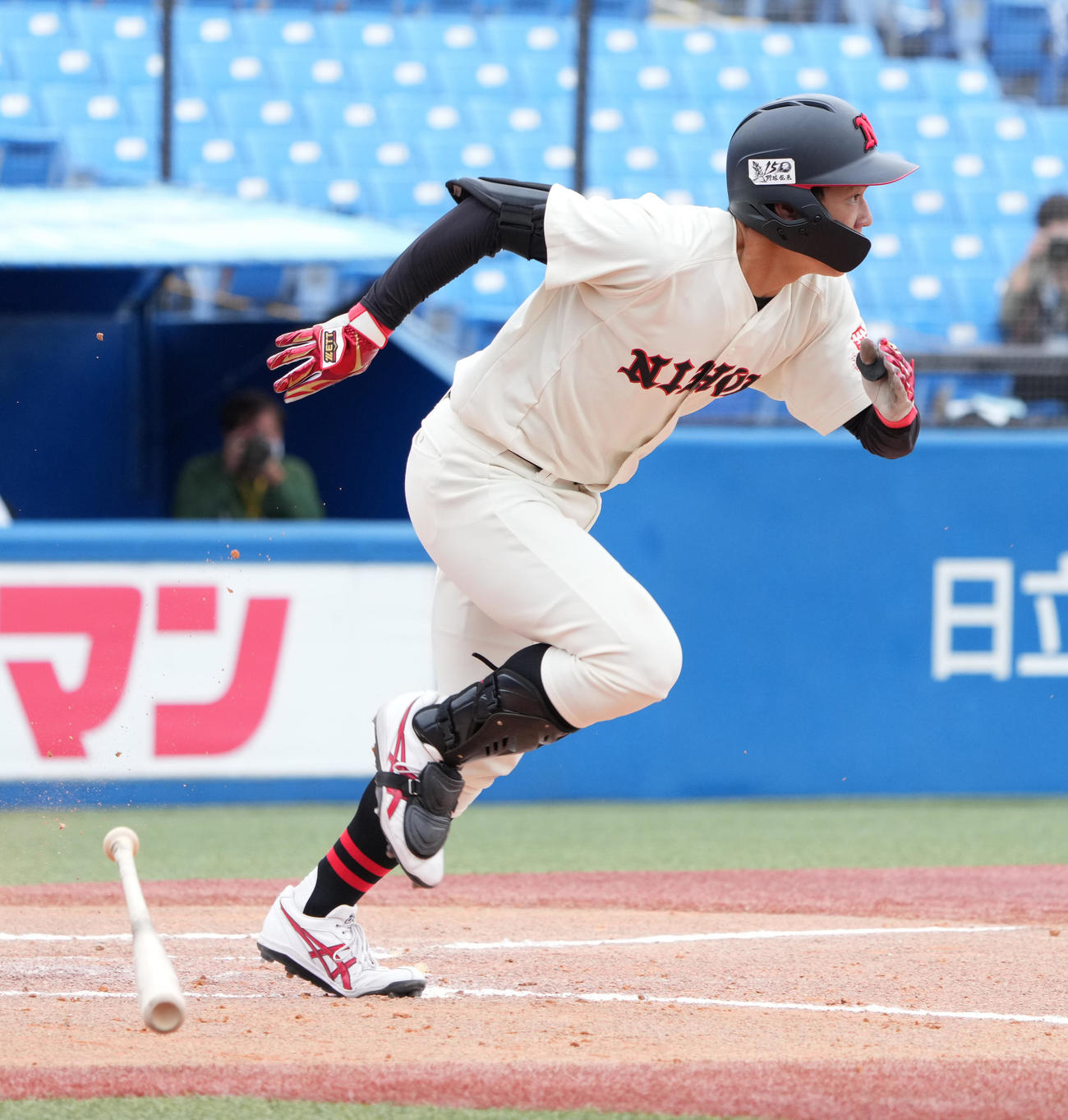 日大対国学院大　7回表日大無死三塁、花崎は中前に勝ち越し適時打を放つ（撮影・小沢裕）　
