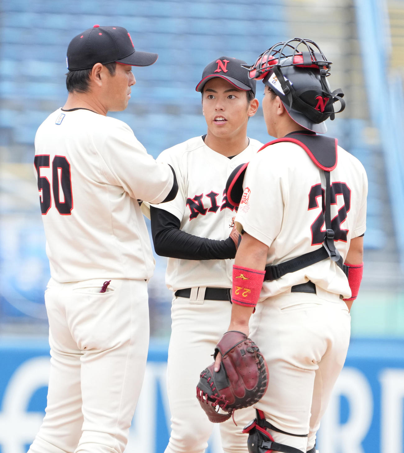 日大対国学院大　5回裏国学院大2死二塁、日大先発山内翔は片岡監督（左）の激励を受ける（撮影・小沢裕）　