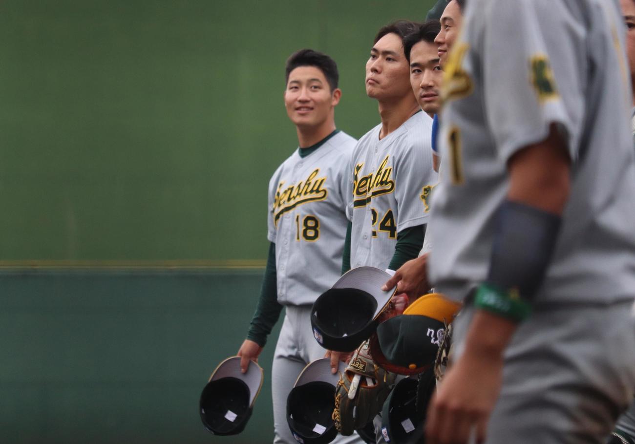専大対東農大　勝利し、挨拶に向かう専大・菊地吏（撮影・阿部泰斉）
