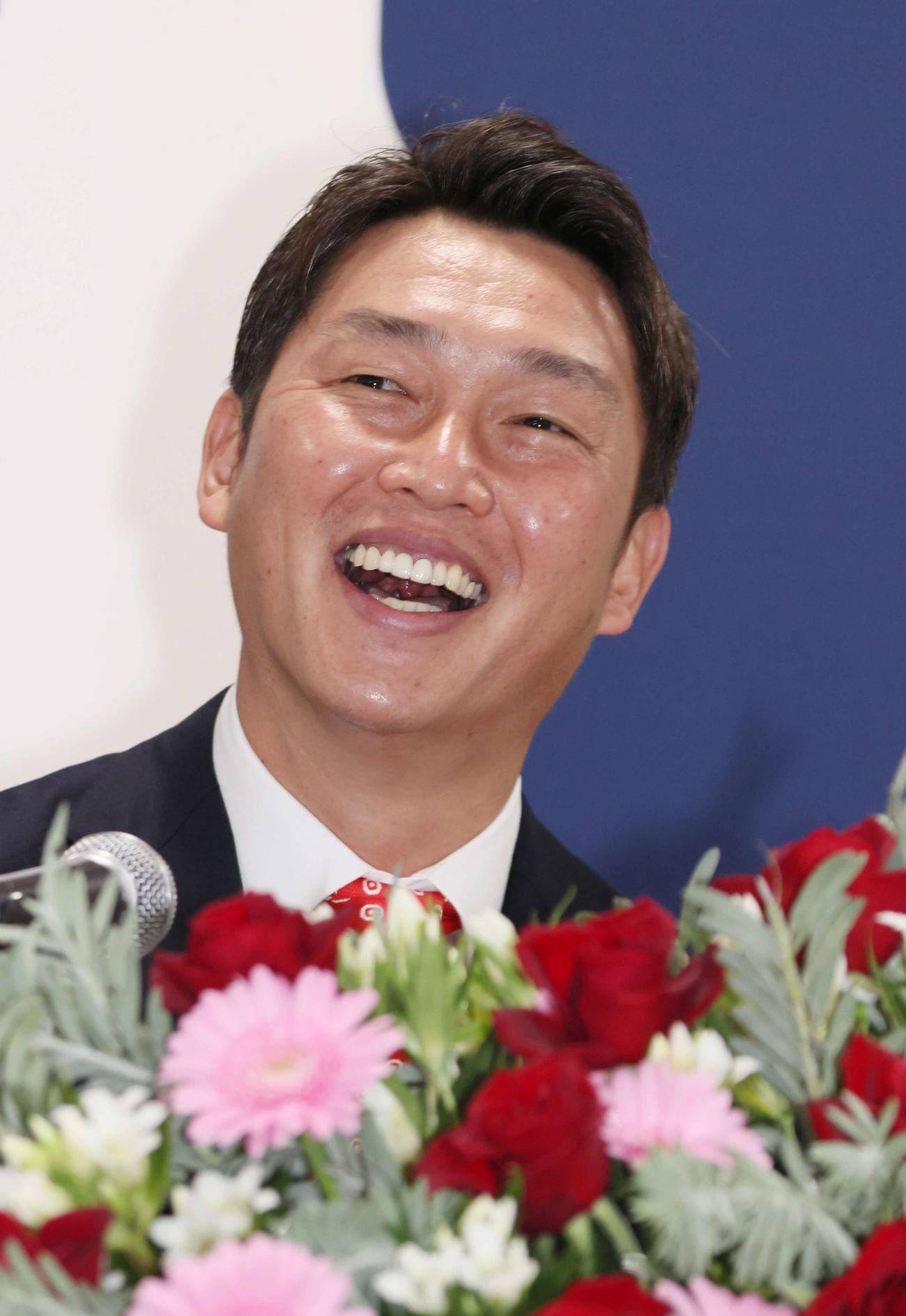 広島の監督に就任し、会見する新井新監督（撮影・加藤孝規）