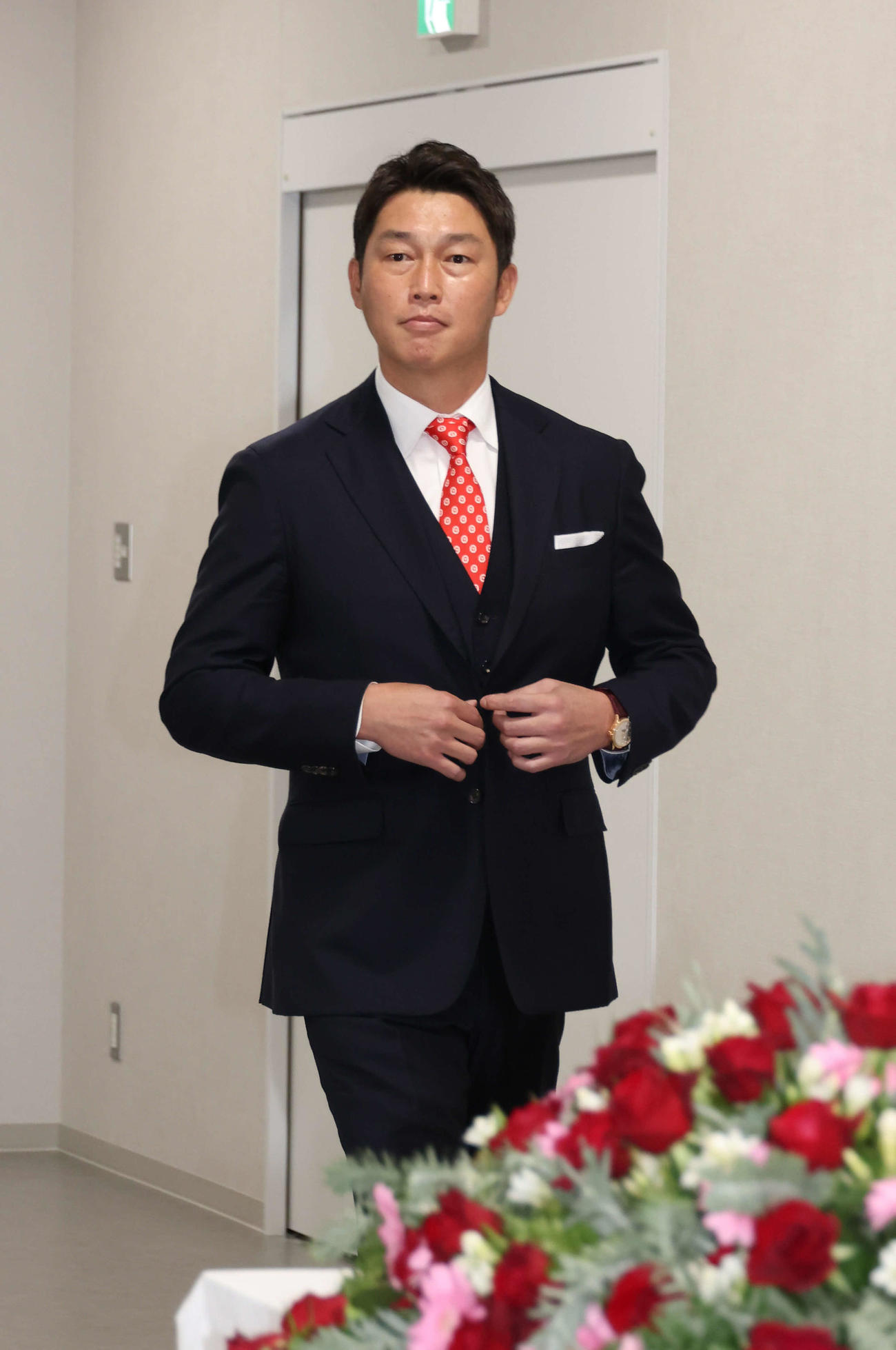 広島の監督に就任し、会見する新井新監督（撮影・加藤孝規）
