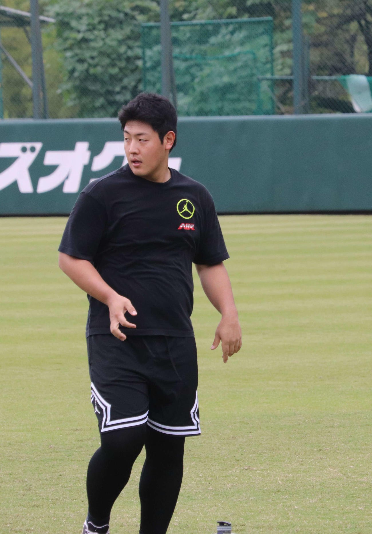 ジャイアンツ球場での秋季練習、ランニングで体を追い込む巨人岡本和（撮影・小早川宗一郎）