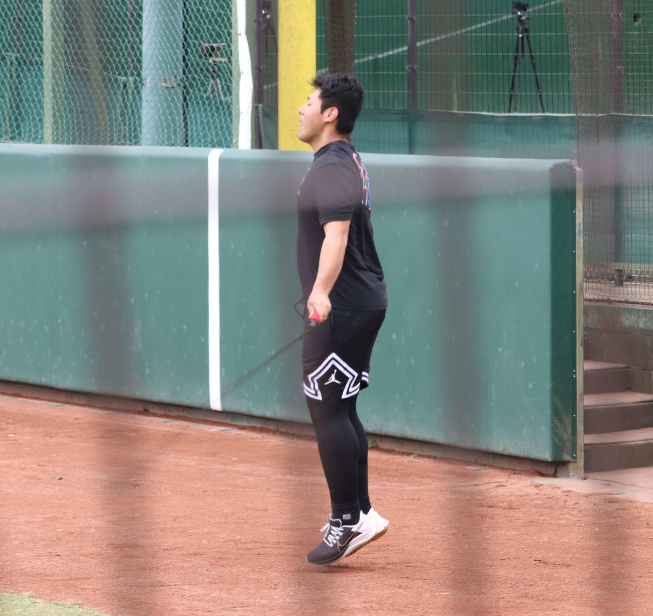 ジャイアンツ球場での秋季練習、ランニングで体を追い込む巨人岡本和（撮影・小早川宗一郎）