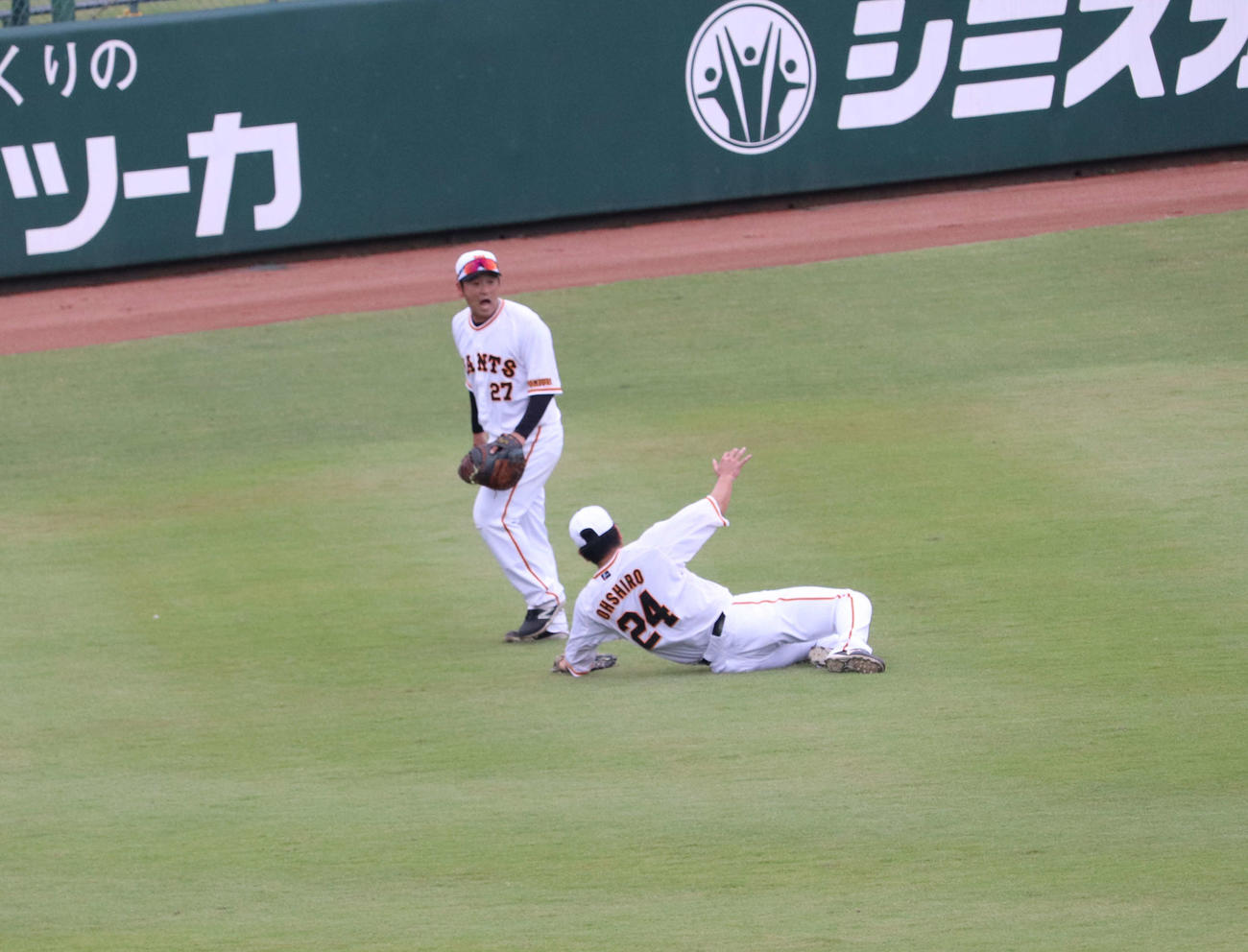 ジャイアンツ球場での秋季練習、外野ノックでスライディングキャッチを狙う巨人大城（撮影・小早川宗一郎）