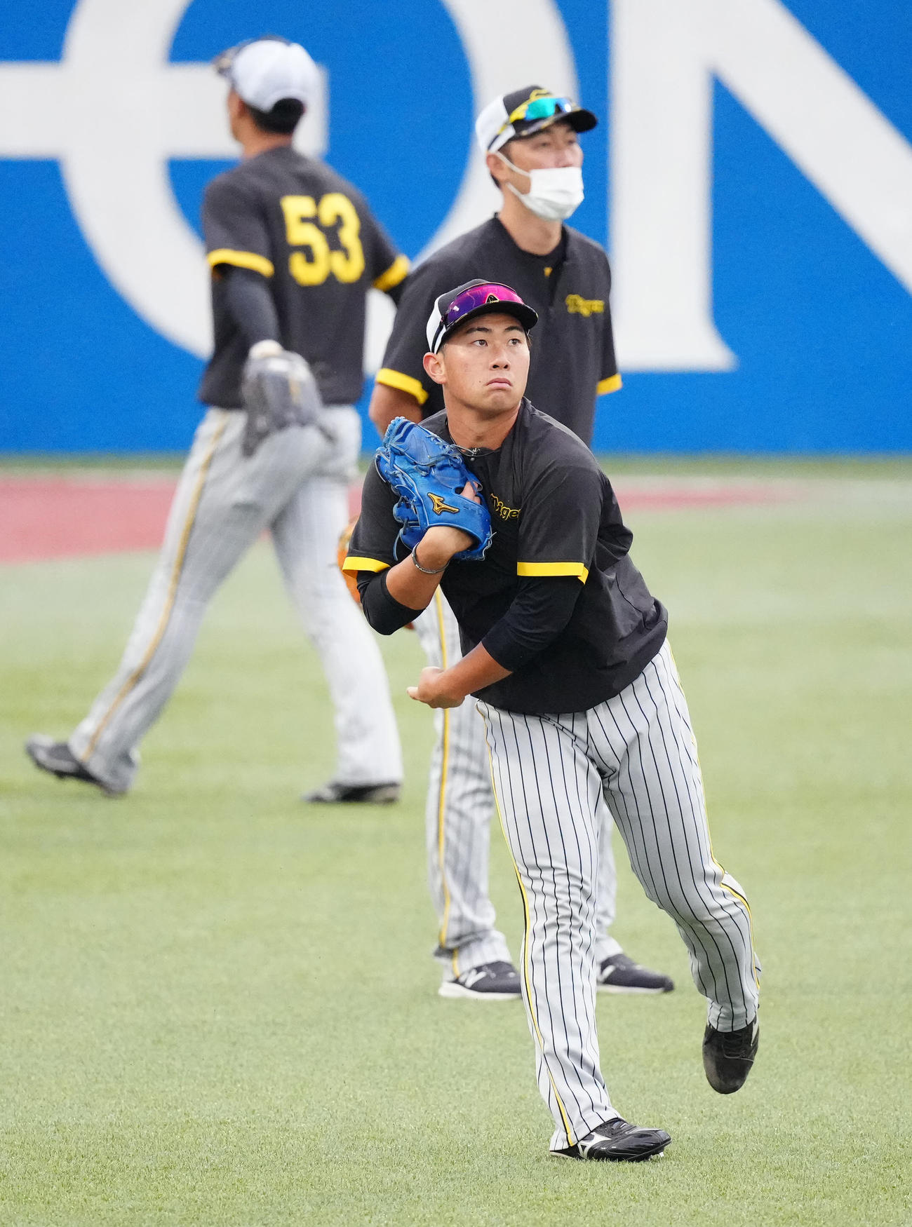 ヤクルト対阪神　試合前練習でキャッチボールする阪神桐敷（撮影・江口和貴）