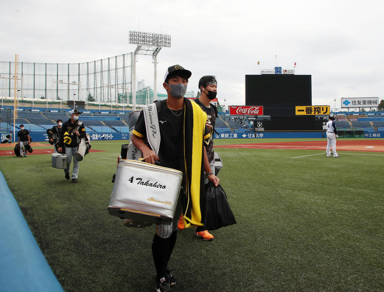 ヤクルト対阪神　到着しベンチへ向かう阪神ナイン（撮影・加藤哉）
