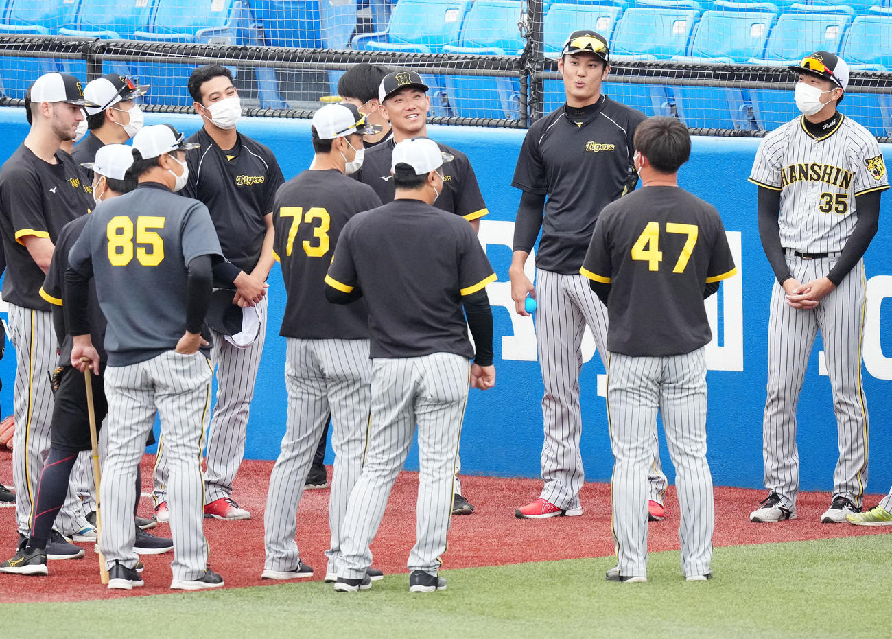 ヤクルト対阪神　試合前、桐敷（右から2人目）のあいさつ聞く阪神の選手たち（撮影・江口和貴）