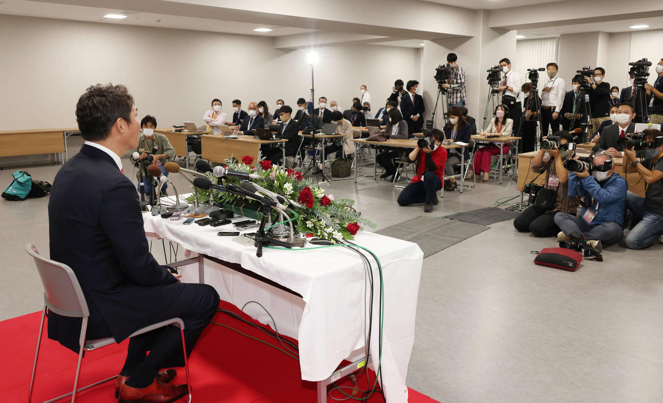 広島の監督に就任し、会見する新井新監督（撮影・加藤孝規）