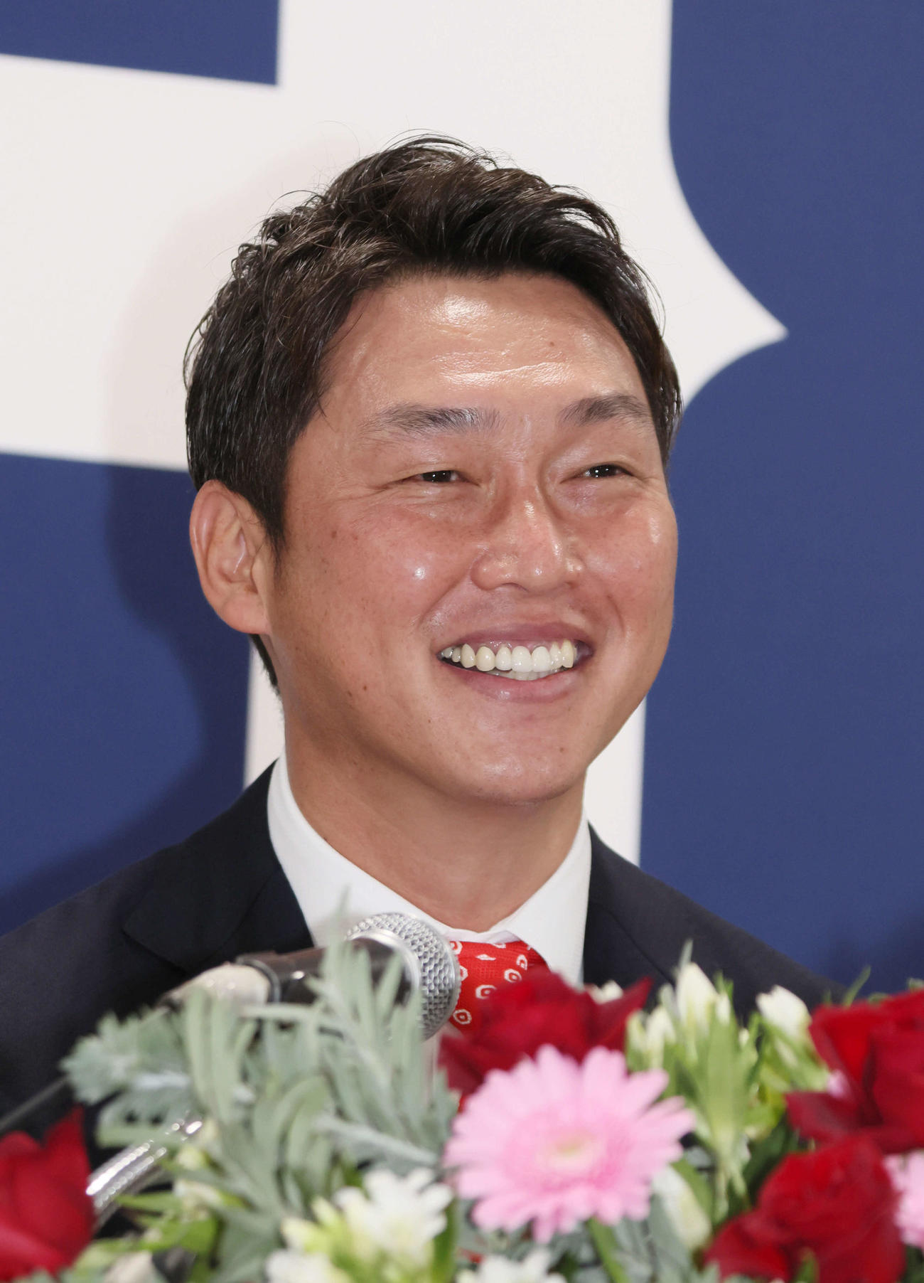 広島の監督に就任し、会見する新井新監督（撮影・加藤孝規）