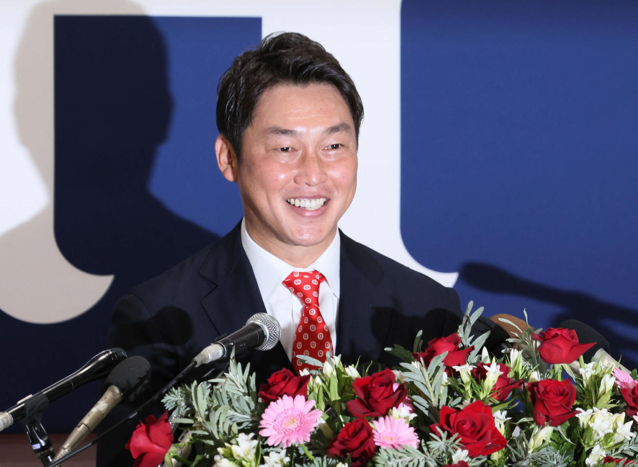 広島の監督に就任し、会見する新井新監督（撮影・加藤孝規）