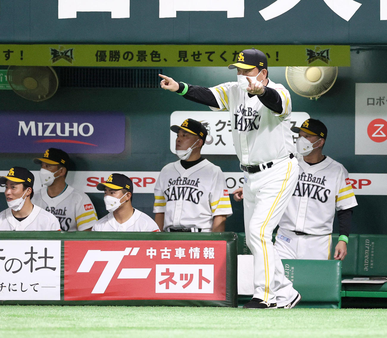 ソフトバンク対西武　3回表西武1死一塁、鈴木の左飛で一塁に戻った一走呉のセーフ判定に対し、リクエストする藤本監督（2022年10月8日撮影）