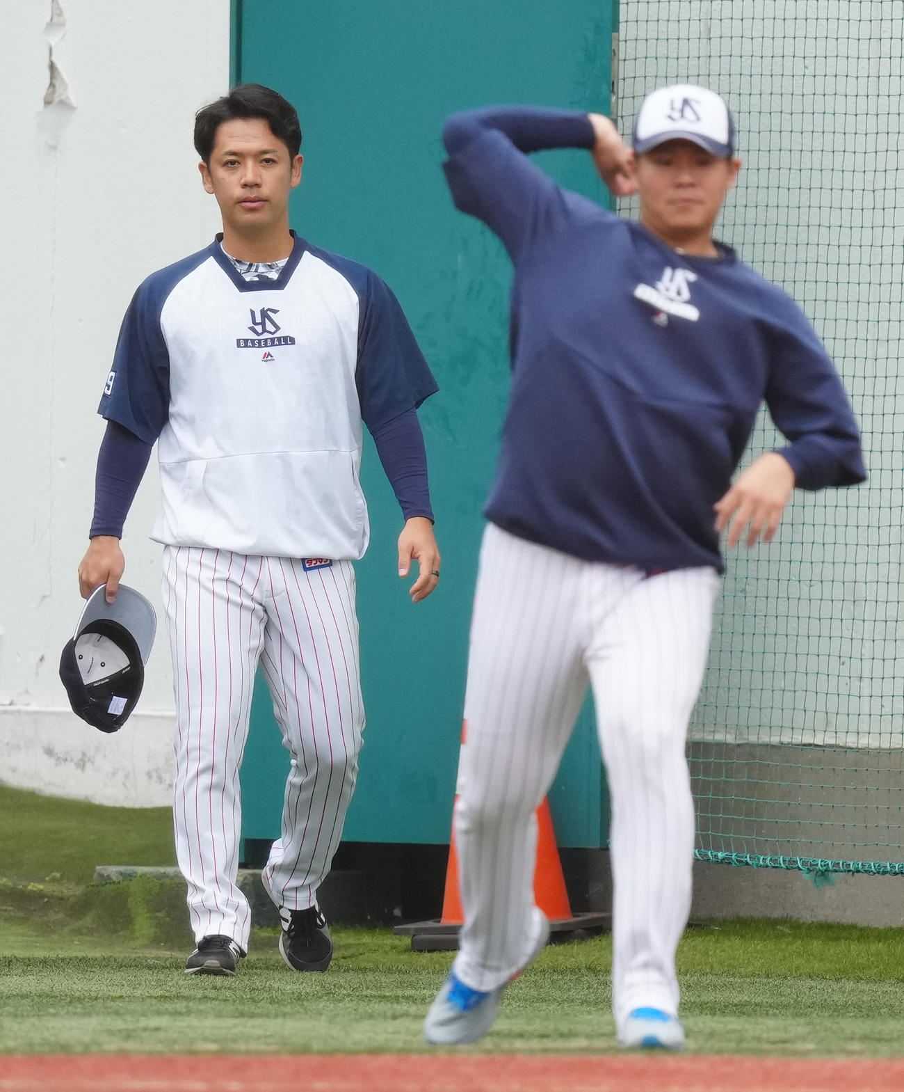ヤクルト対阪神　試合前練習に臨むヤクルト小川（左）（撮影・江口和貴）