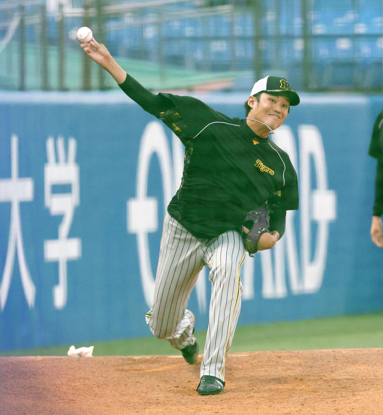 ヤクルト対阪神　ブルペンで投球練習する藤浪（撮影・加藤哉）