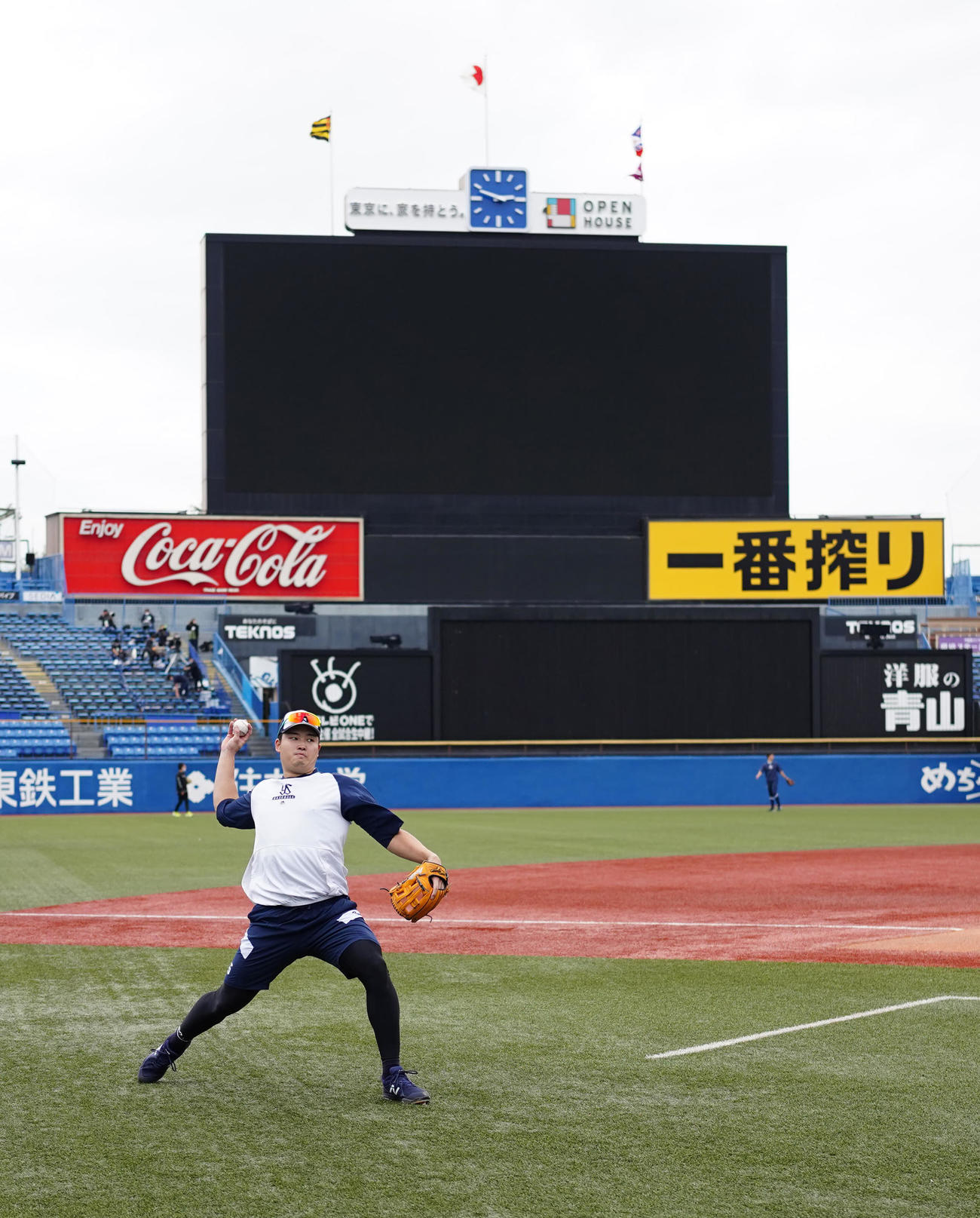 ヤクルト対阪神　試合前練習に臨むヤクルト村上（撮影・江口和貴）