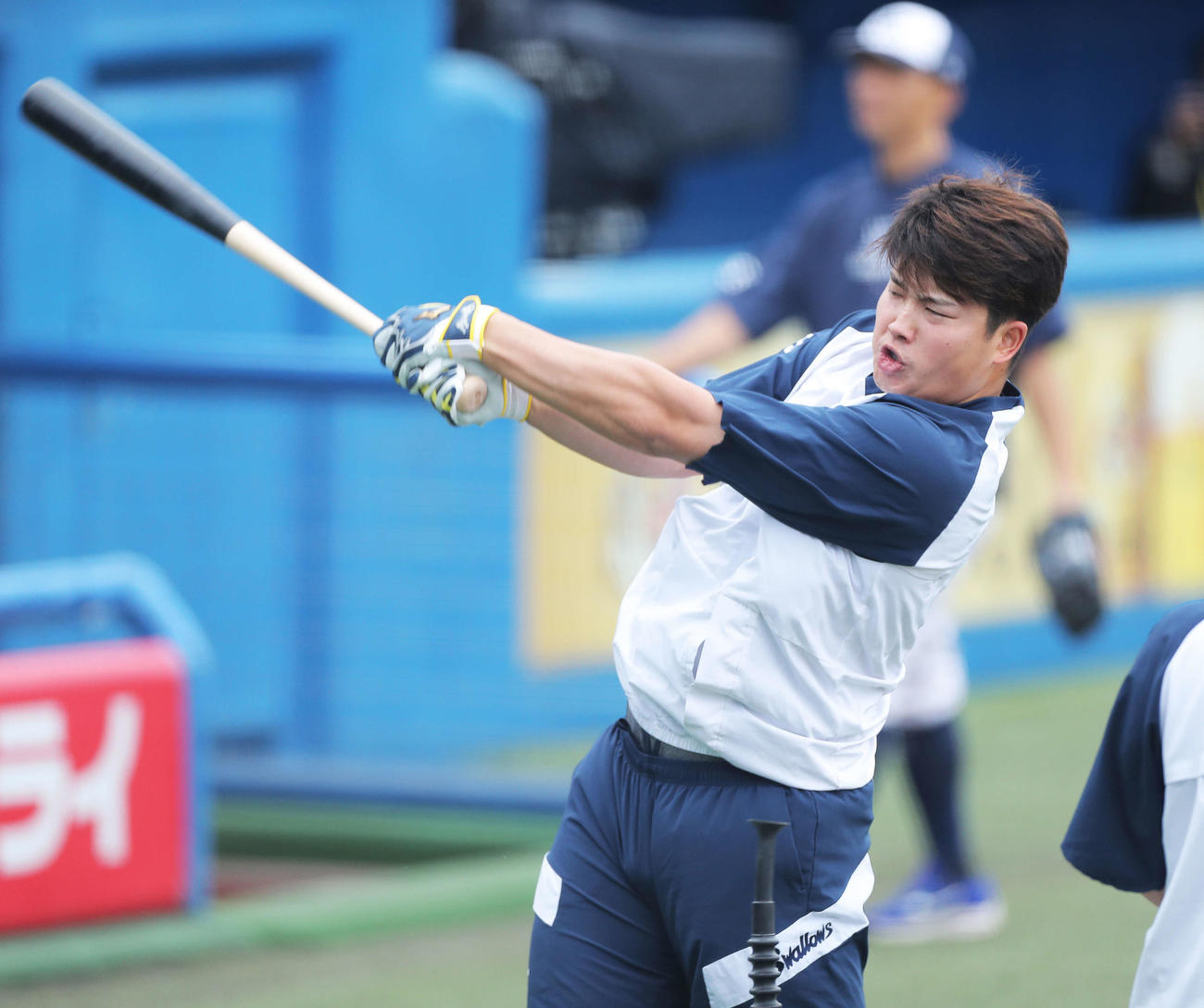 ヤクルト対阪神　試合前、ティー打撃するヤクルト村上（撮影・河田真司）