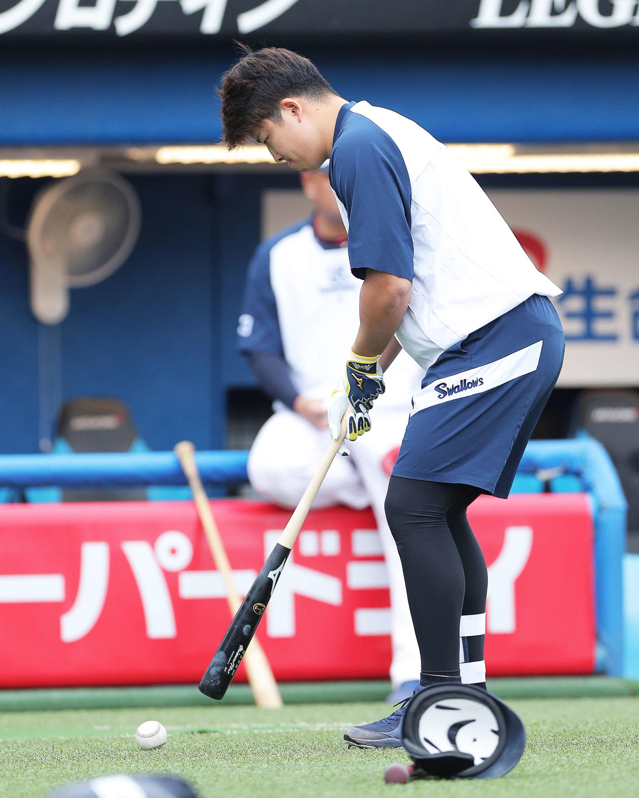 ヤクルト対阪神　試合前、パッティングするヤクルト村上（撮影・河田真司）