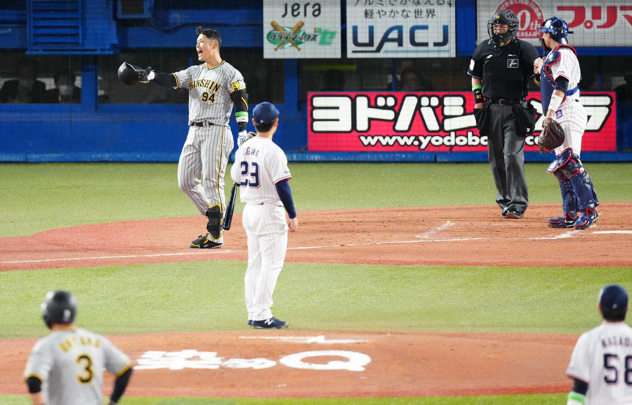 ヤクルト対阪神　2回表阪神無死二塁、スイングをとられ、空振り三振となり、声を上げる原口（撮影・江口和貴）