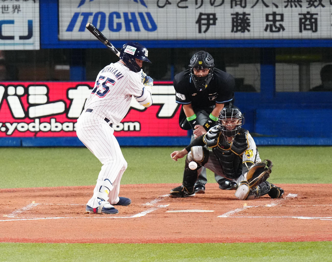 ヤクルト対阪神　1回裏ヤクルト2死一塁、四球を選ぶ村上（撮影・江口和貴）