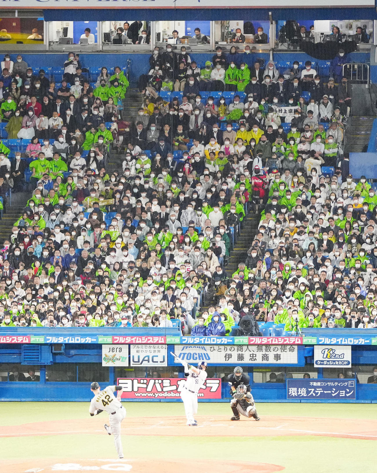 ヤクルト対阪神　5回裏ヤクルト1死、空振り三振に倒れる村上。投手ケラー。最上段右から2人目は松井氏（撮影・江口和貴）
