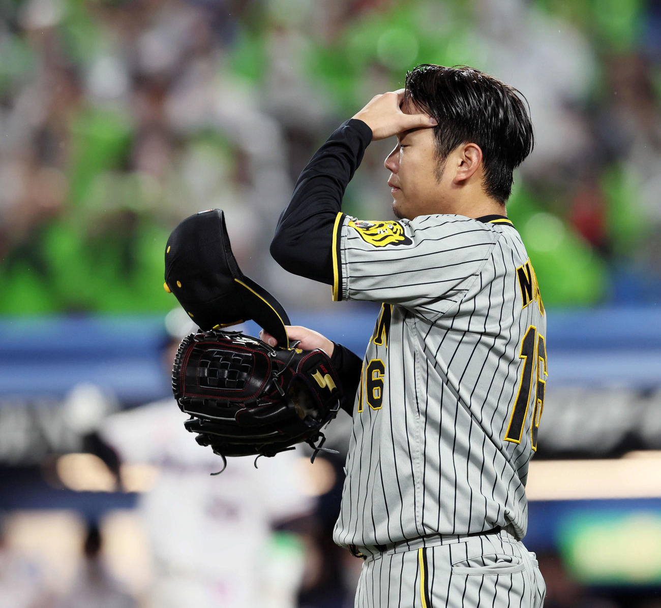 ヤクルト対阪神　3回裏ヤクルト1死三塁、サンタナの中犠飛で失点する西勇（撮影・加藤哉）