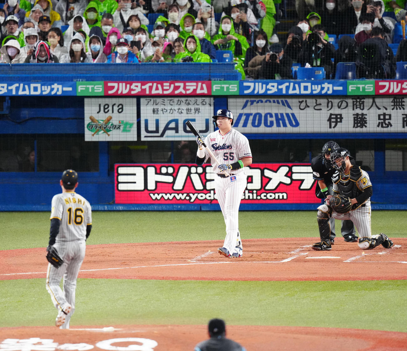 ヤクルト対阪神　1回裏ヤクルト2死一塁、四球を選んだ村上（撮影・江口和貴）
