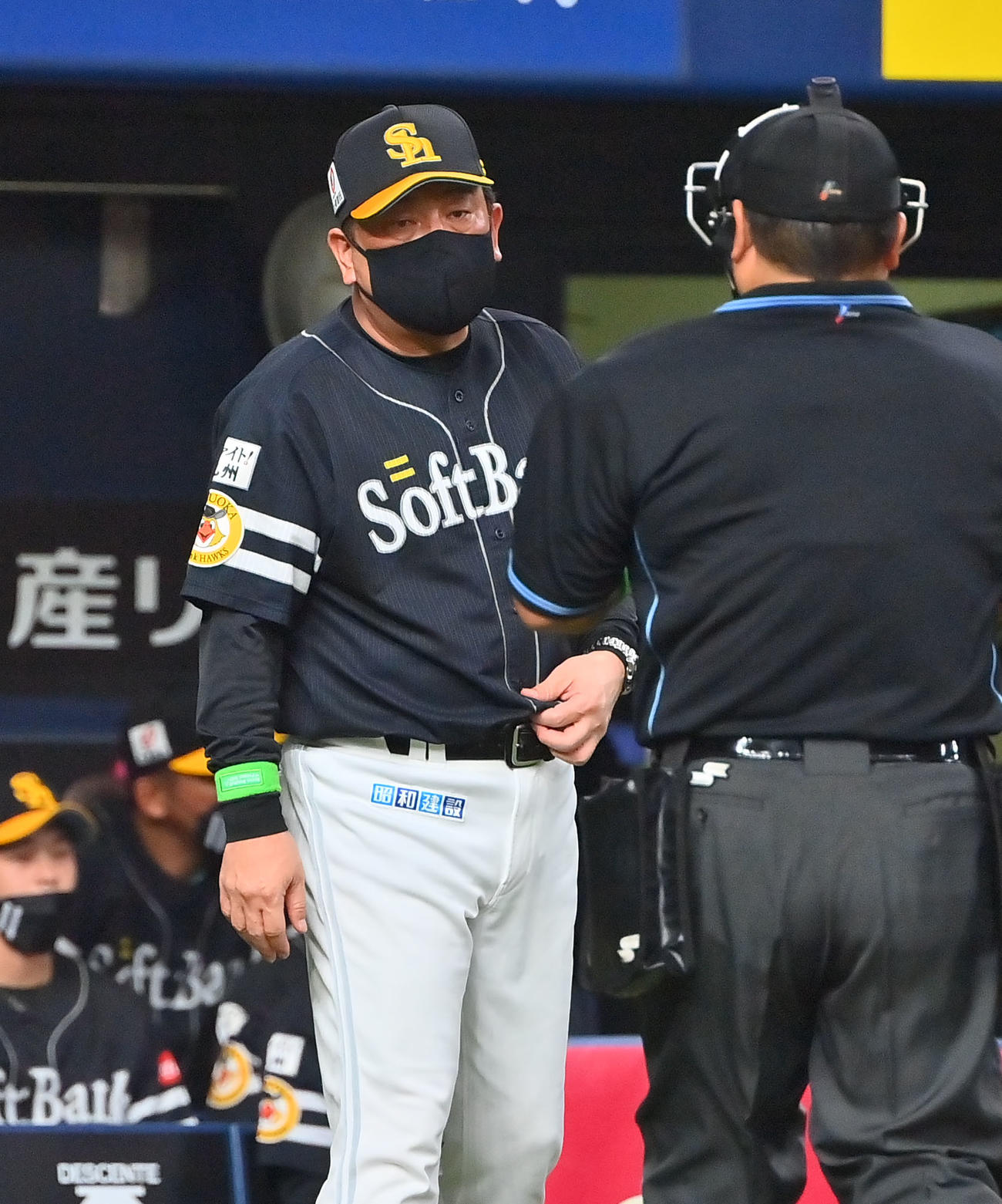 オリックス対ソフトバンク　5回裏、大関の降板を告げるソフトバンク藤本監督（撮影・和賀正仁）