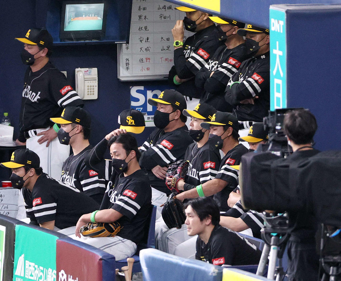 オリックス対ソフトバンク　5回裏オリックス2死満塁、大関が頓宮に押し出し四球を与えて落胆するソフトバンク藤本監督（中央）らベンチ（撮影・上山淳一）