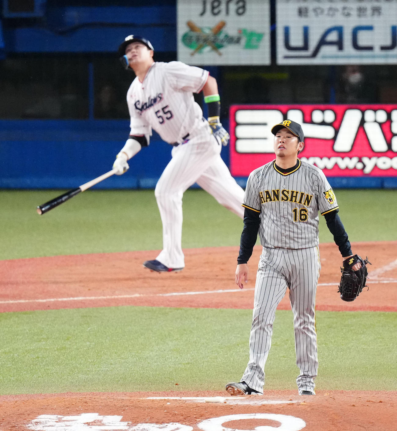 ヤクルト対阪神　2回裏ヤクルト2死一、二塁、村上（後方）を中飛に仕留める西勇（撮影・江口和貴）